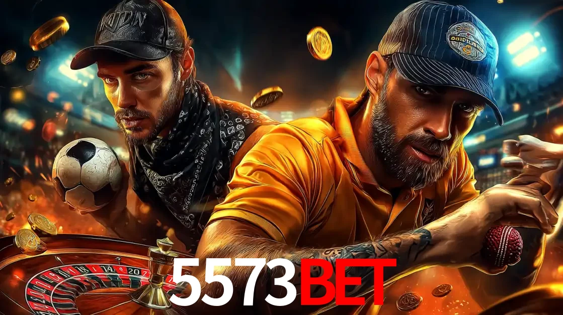 Montagem de apostas esportivas e cassino no 5573bet, com um homem segurando uma bola de futebol e outro uma de beisebol sobre uma roleta e moedas voadoras.