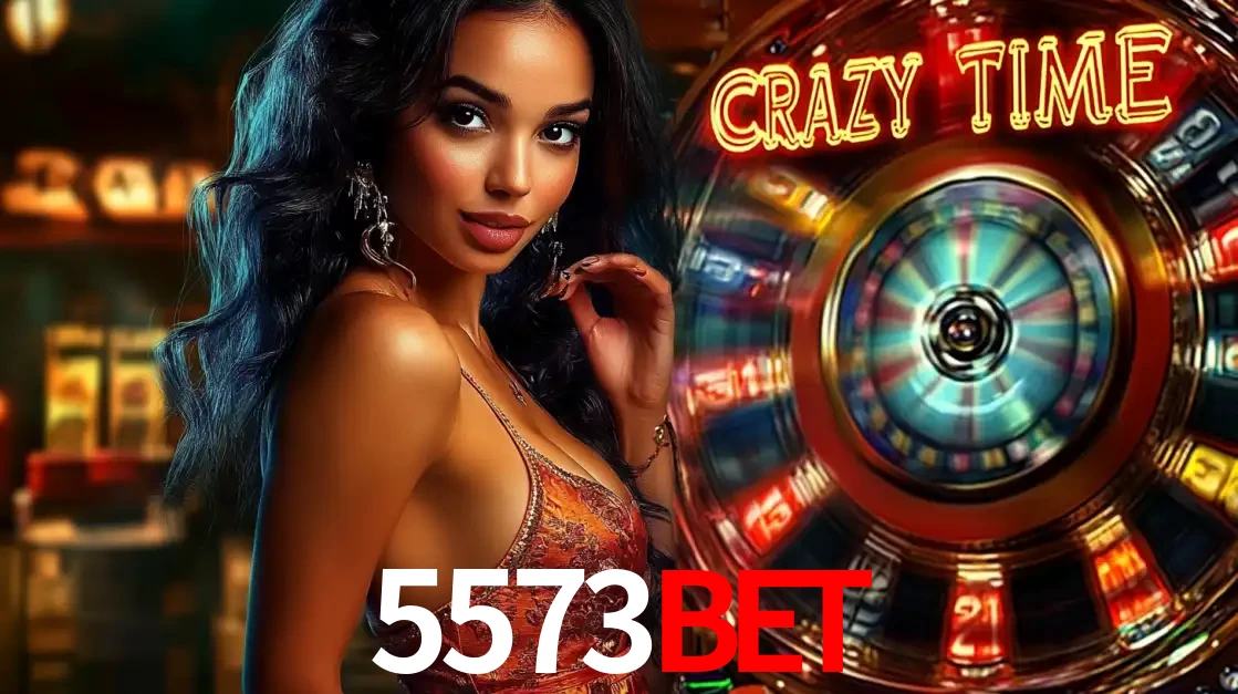 Mulher elegante ao lado da vibrante roda da fortuna do jogo de cassino ao vivo Crazy Time, um dos game shows mais populares e cheios de prêmios do 5573bet.